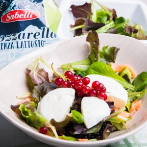 Salad with salmon, lactose-free mozzarella and red fruits