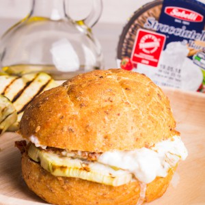 Burger di melanzane con stracciatella di burrata