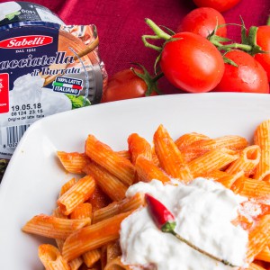 Pennette all’arrabbiata con stracciatella di burrata