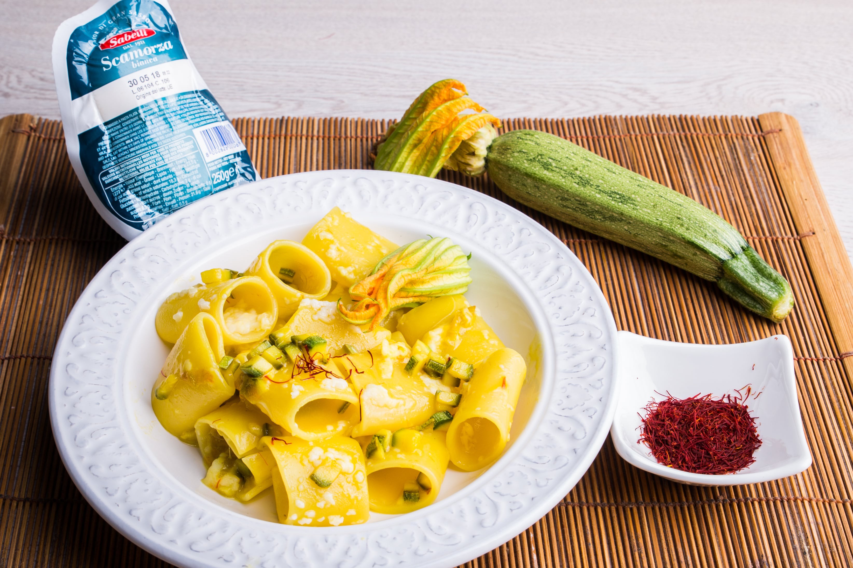 Paccheri con scamorza, zafferano e zucchine