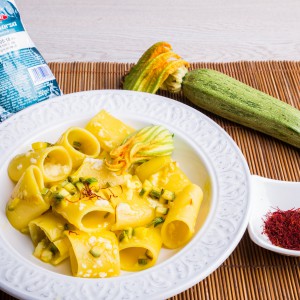 Paccheri con scamorza, zafferano e zucchine