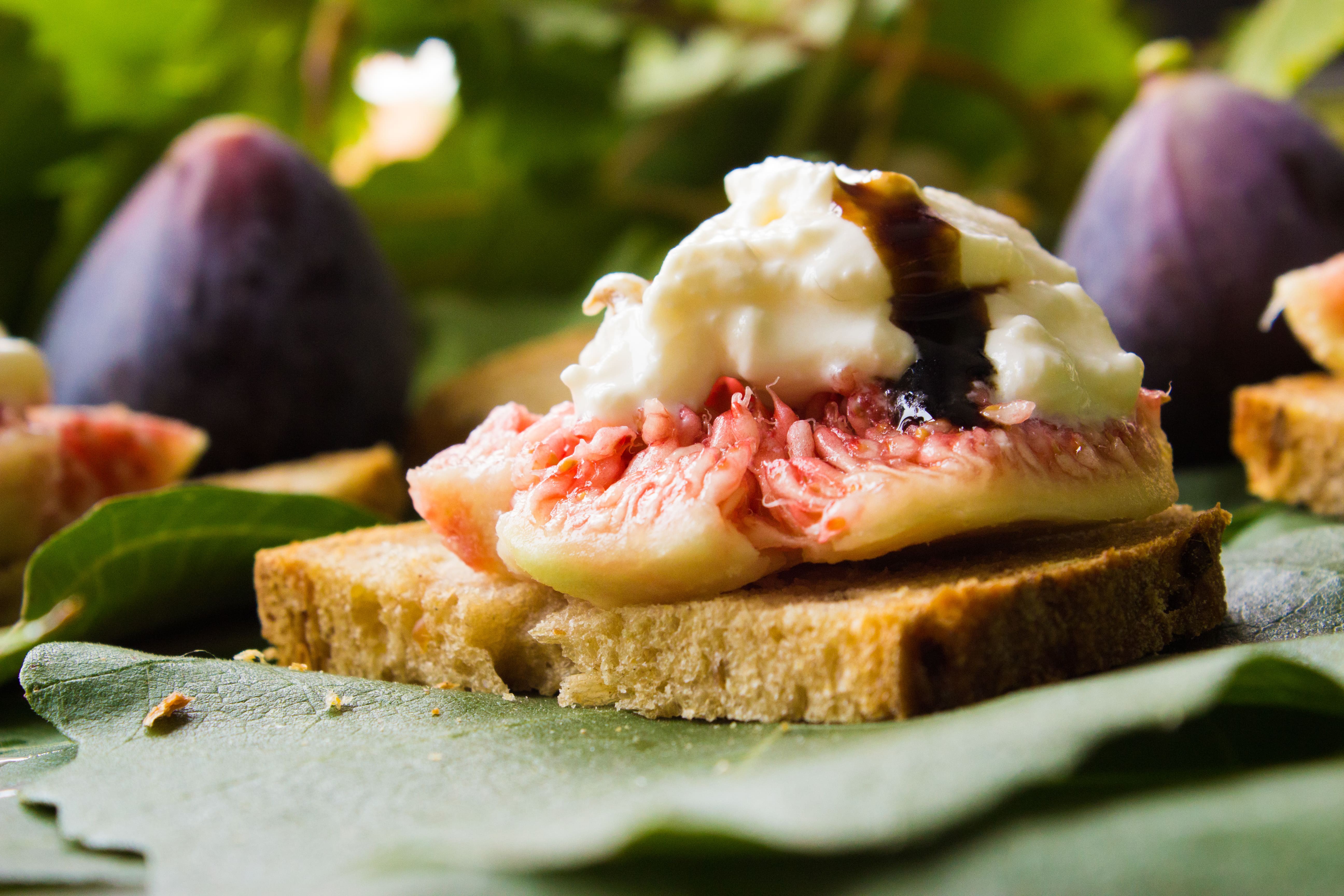 Crostini con fichi, burrata senza lattosio e glassa di aceto balsamico