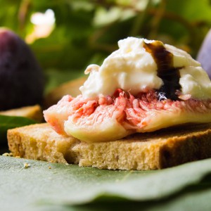 Crostini con fichi, burrata senza lattosio e glassa di aceto balsamico