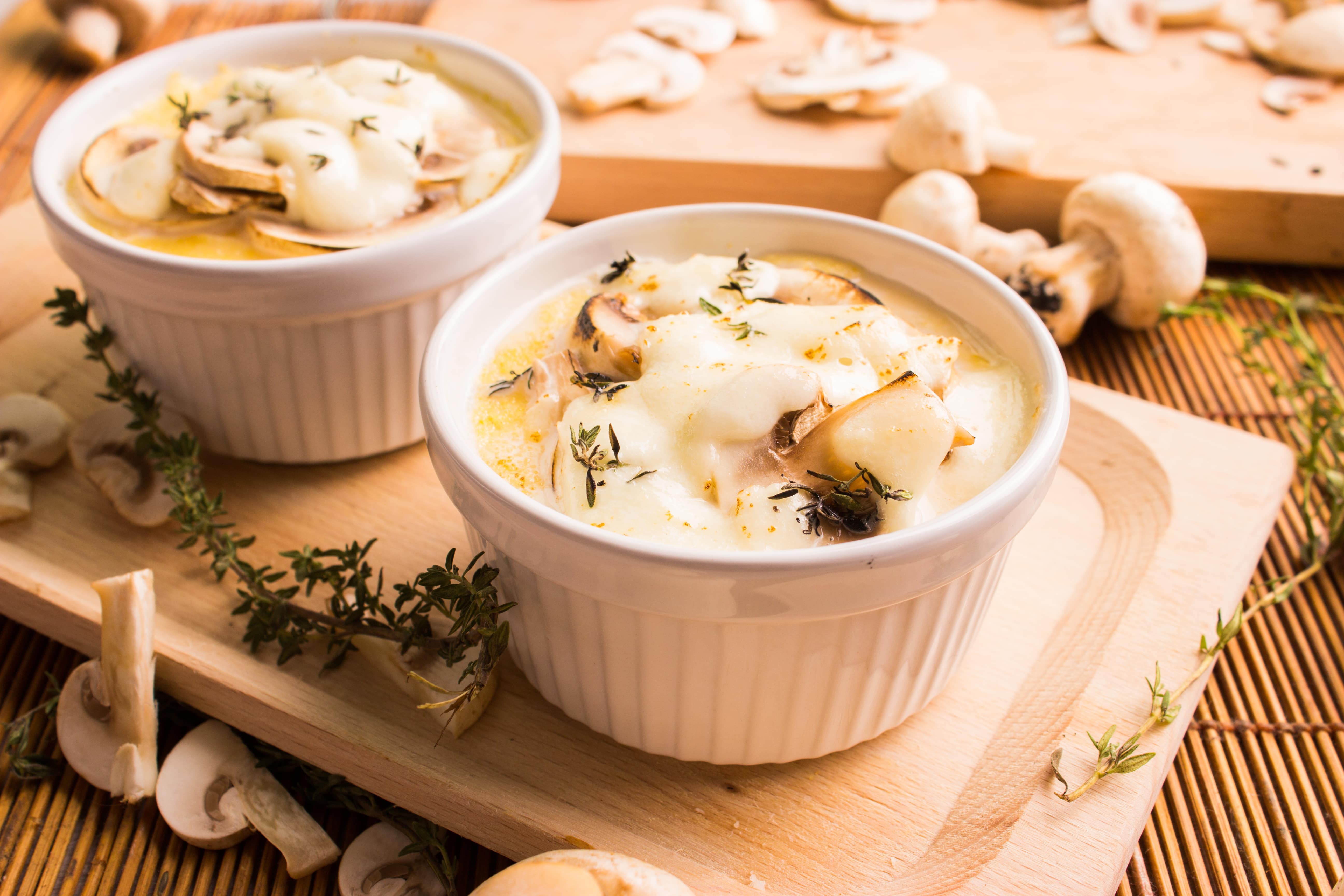 Polenta mashed with lactose-free mozzarella and mushrooms