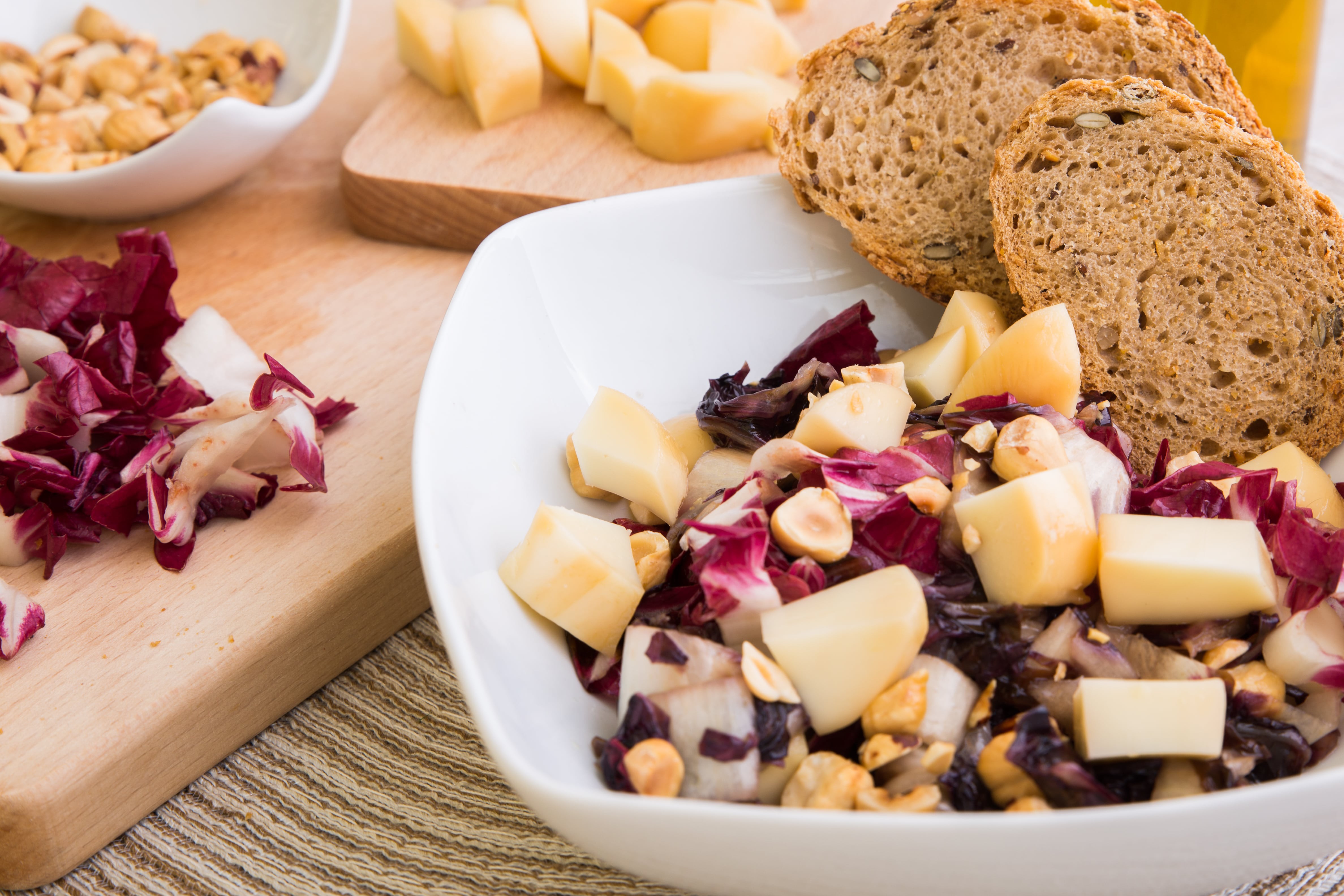 Insalata di radicchio con scamorza e nocciole