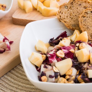 Insalata di radicchio con scamorza e nocciole