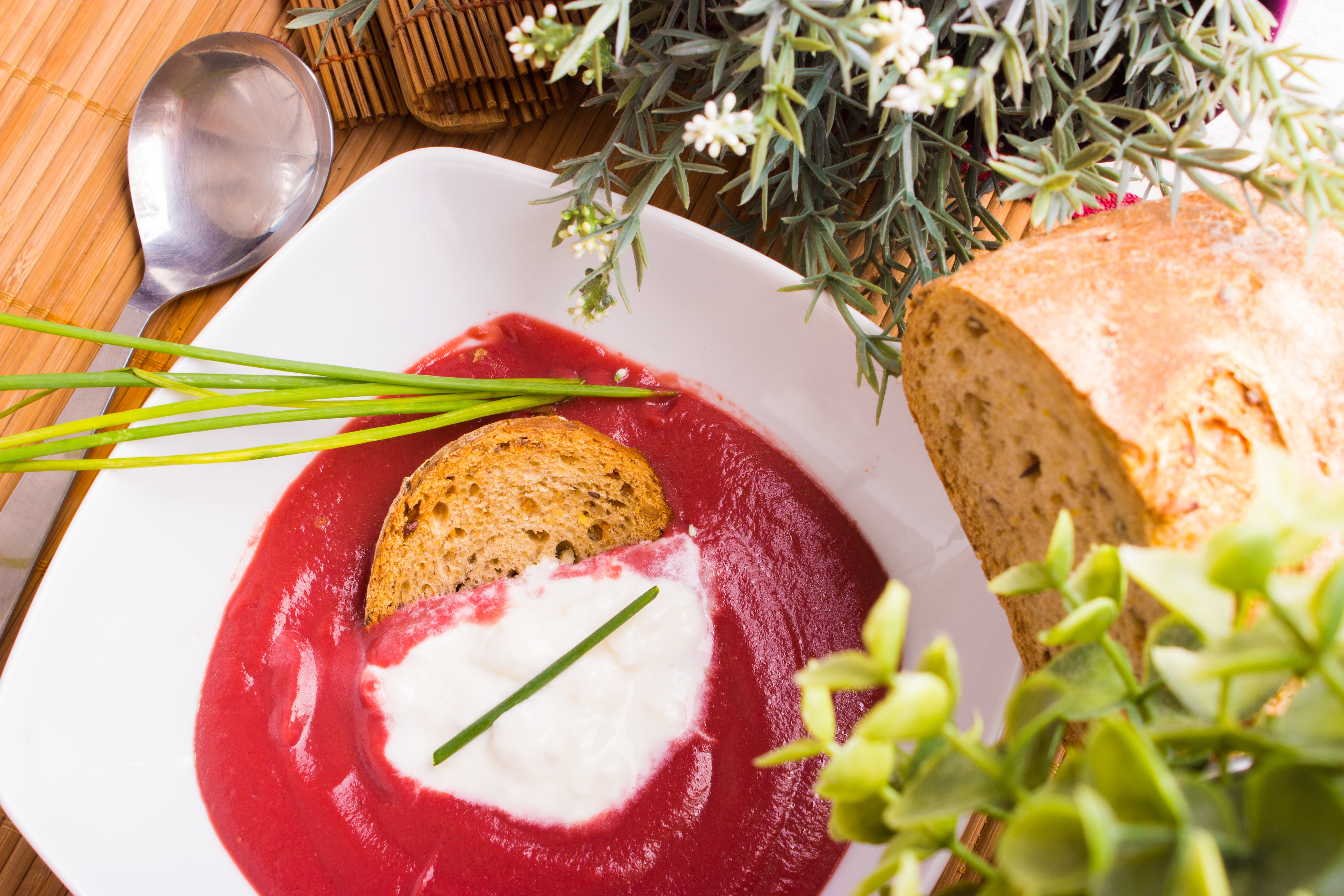 Zuppa di rapa rossa con stracciatella