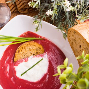 Zuppa di rapa rossa con stracciatella