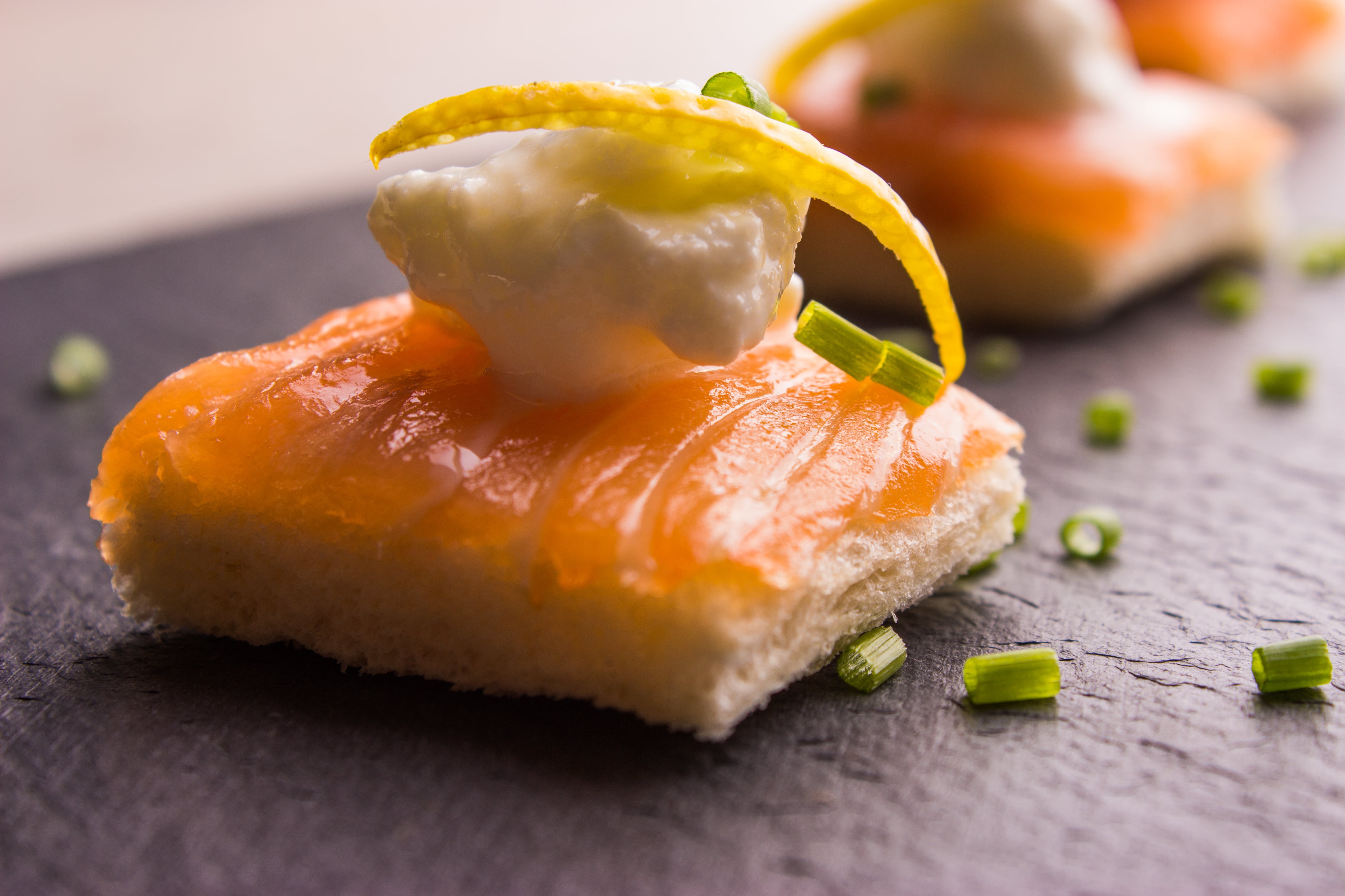 Canapè con stracciatella, salmone affumicato e limone