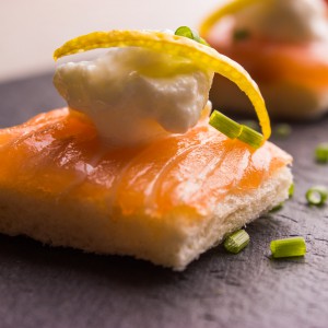 Canapè with stracciatella, smoked salmon and lemon