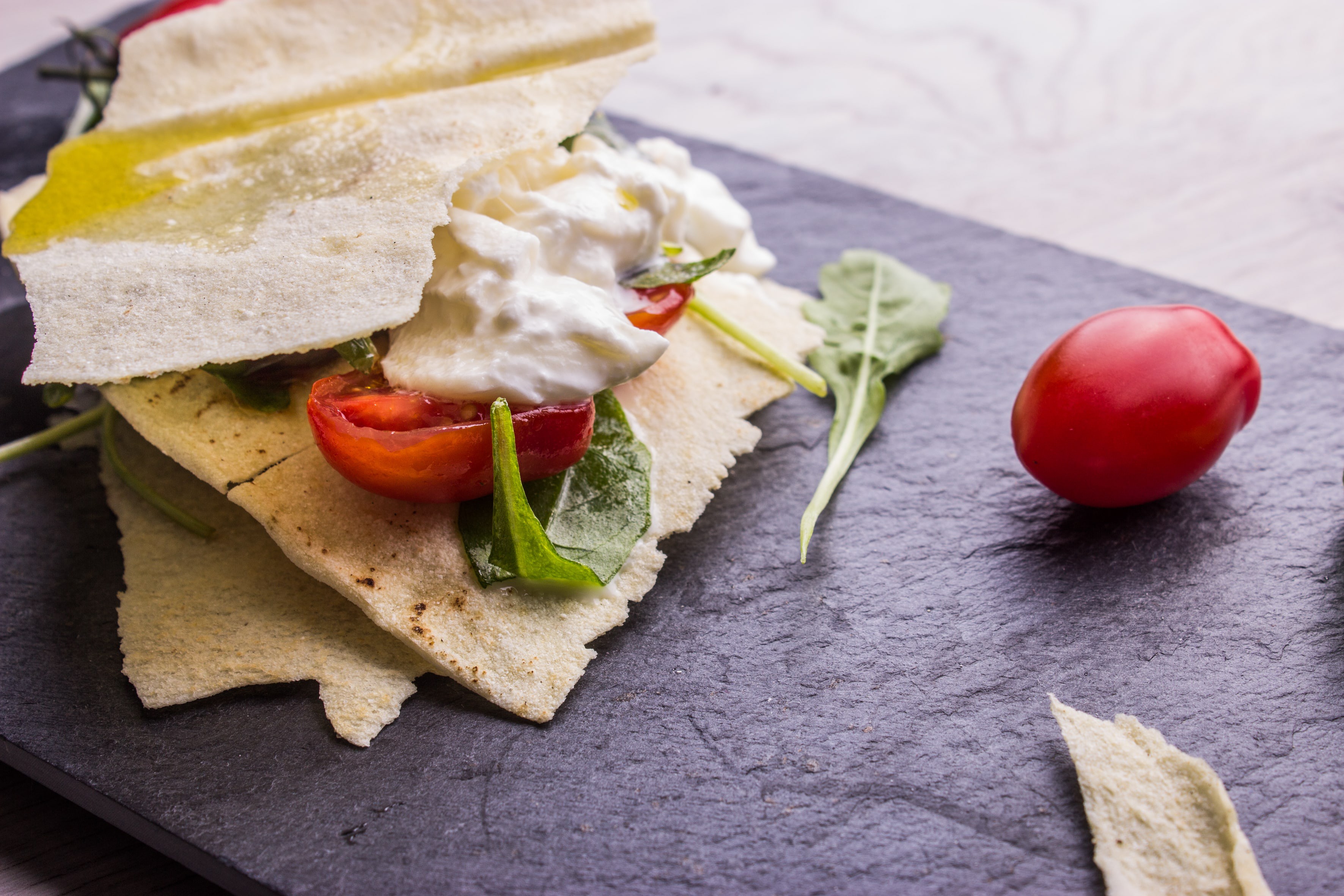 Millefoglie di pane carasau e burrata senza lattosio