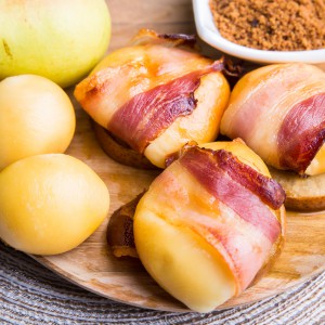 Scamorza con pere caramellate e pancetta