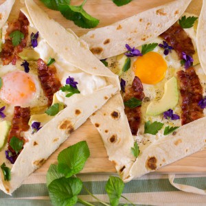 Casket of piada with egg, stracciatella and avocado
