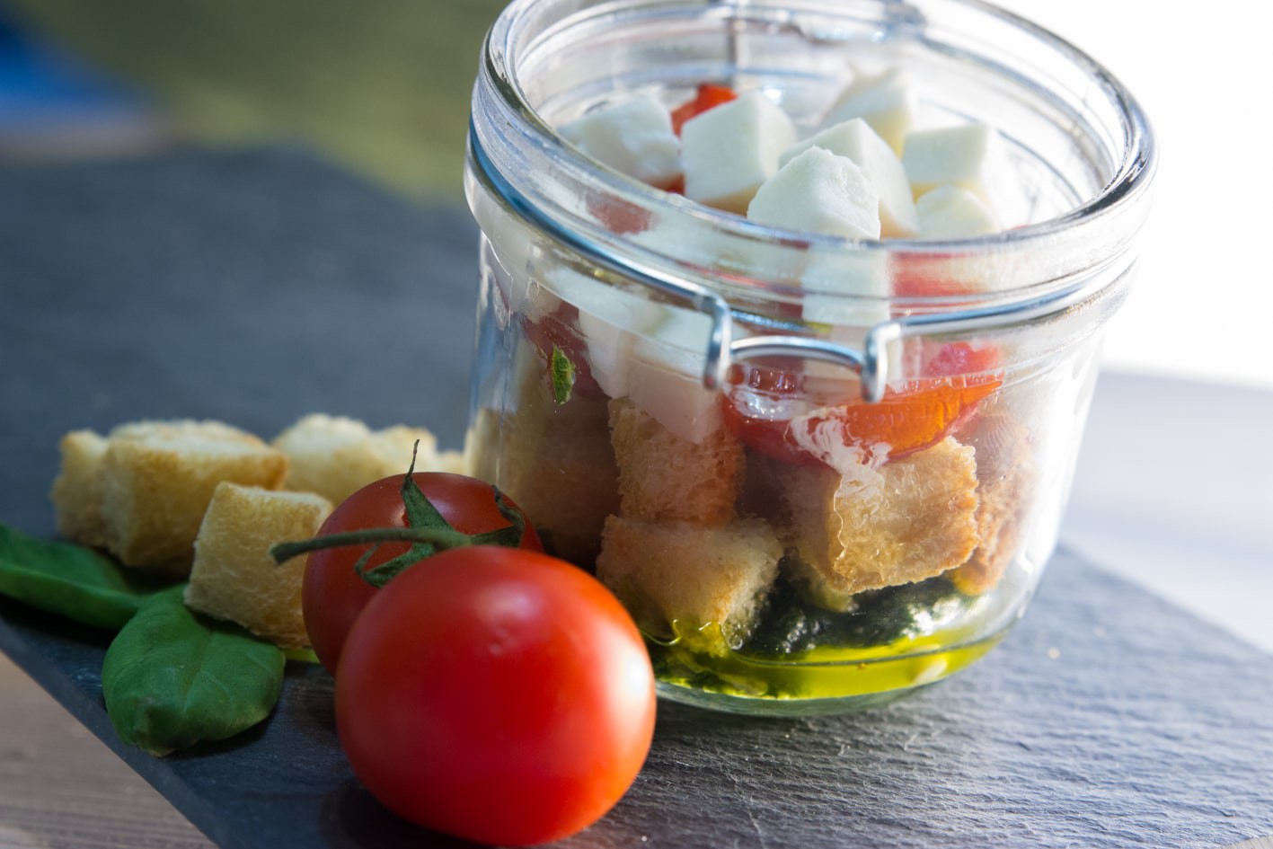 Panzanella shakerata con datteri canditi, pesto e fiordilatte