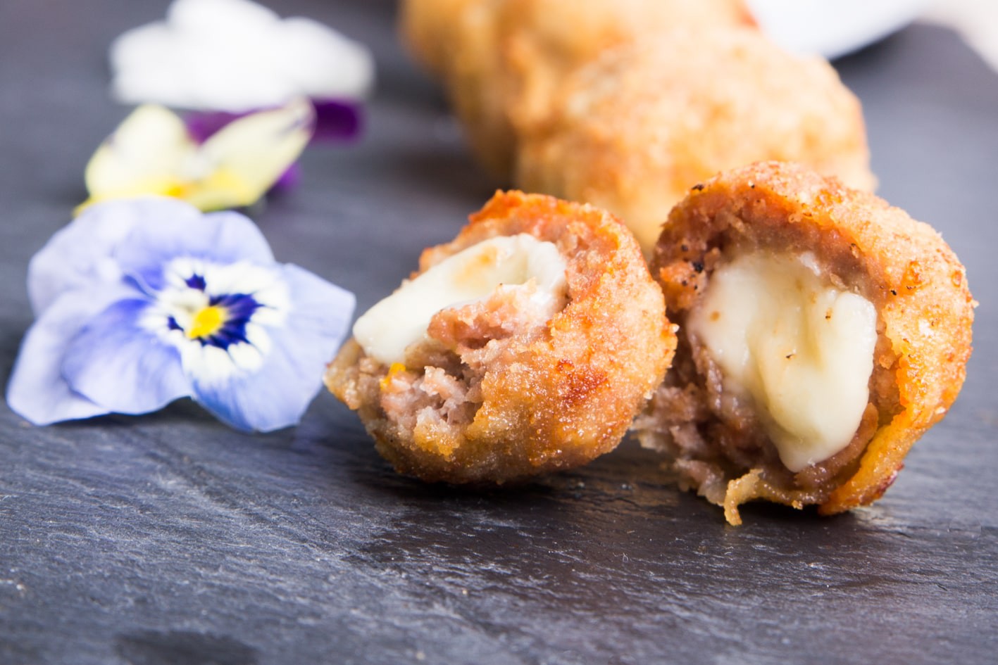 Polpettine di prosciutto con cuore fondente di scamorza