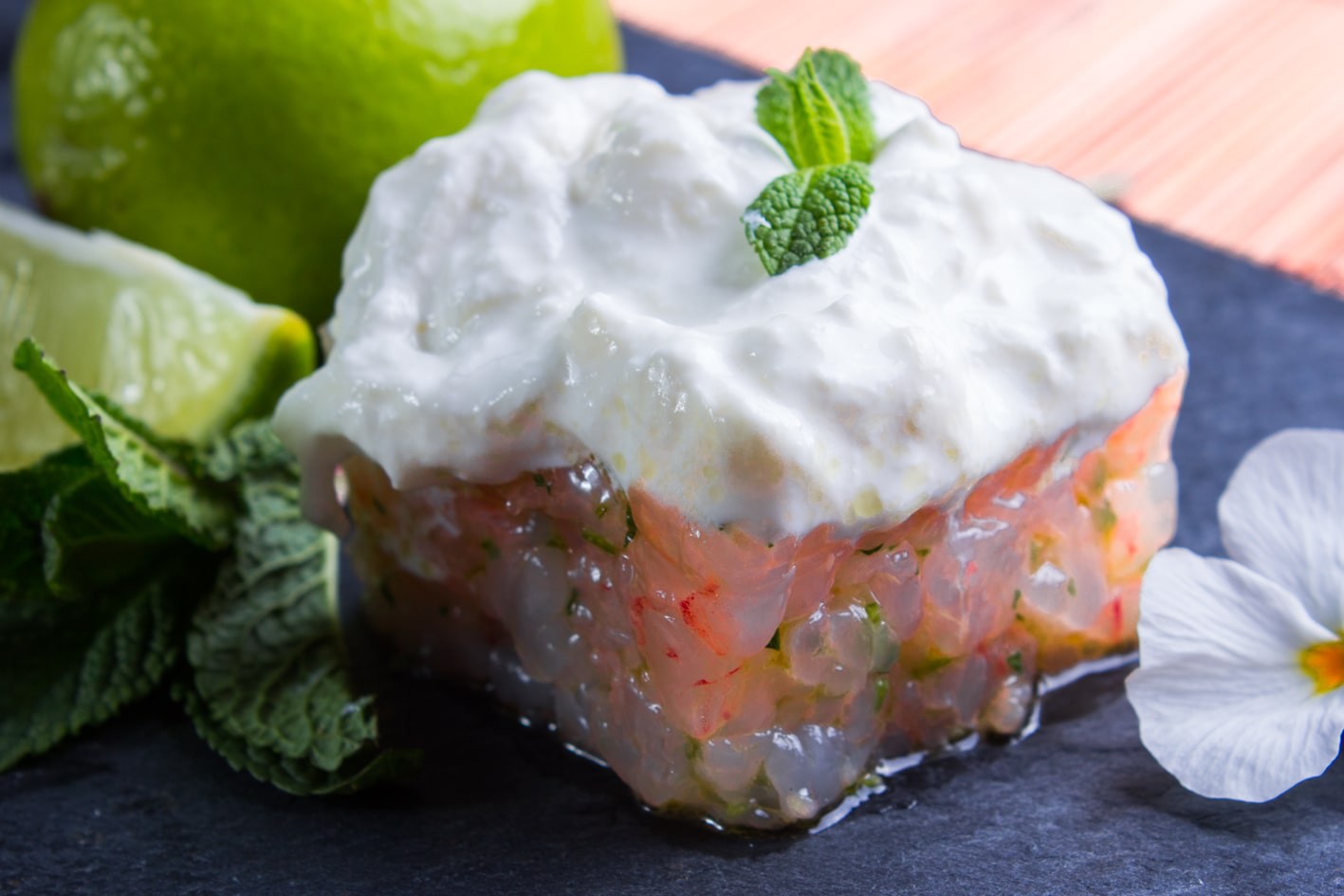 Tartare di gamberi rosa, menta e lime con stracciatella di burrata