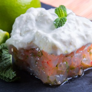 Tartare di gamberi rosa, menta e lime con stracciatella di burrata