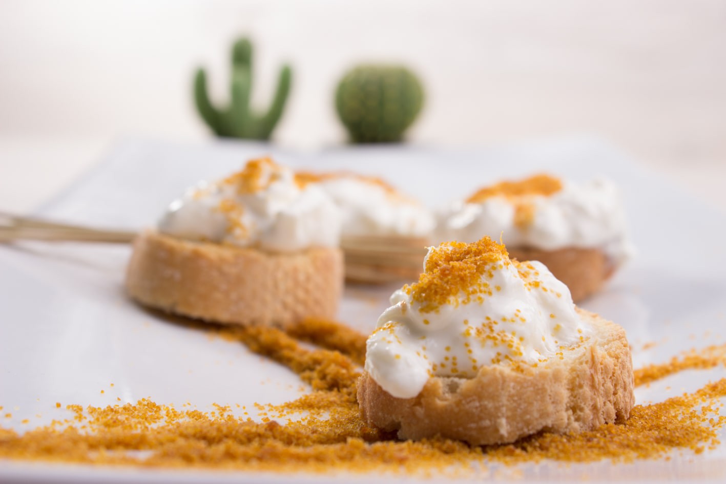 Crostini con stracciatella di burrata e polvere di bottarga