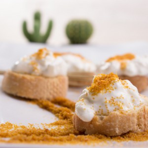 Crostini con stracciatella di burrata e polvere di bottarga