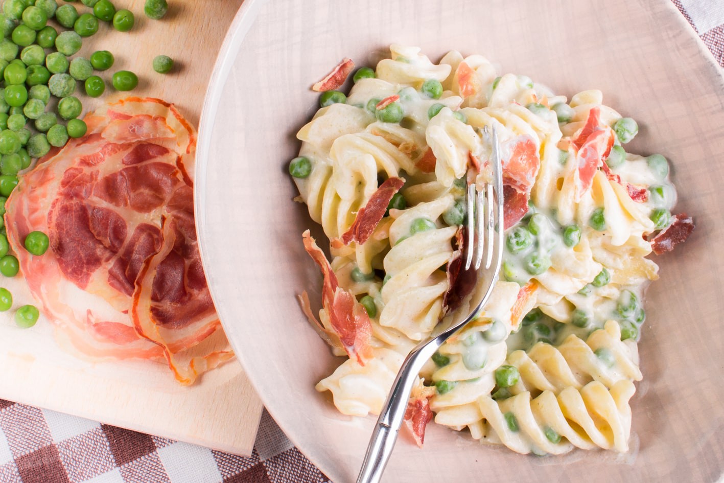 Fusilloni con crema di ricotta, piselli e pancetta croccante