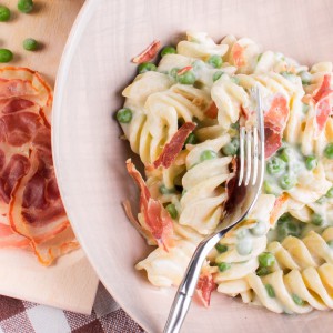 Fusilloni con crema di ricotta, piselli e pancetta croccante