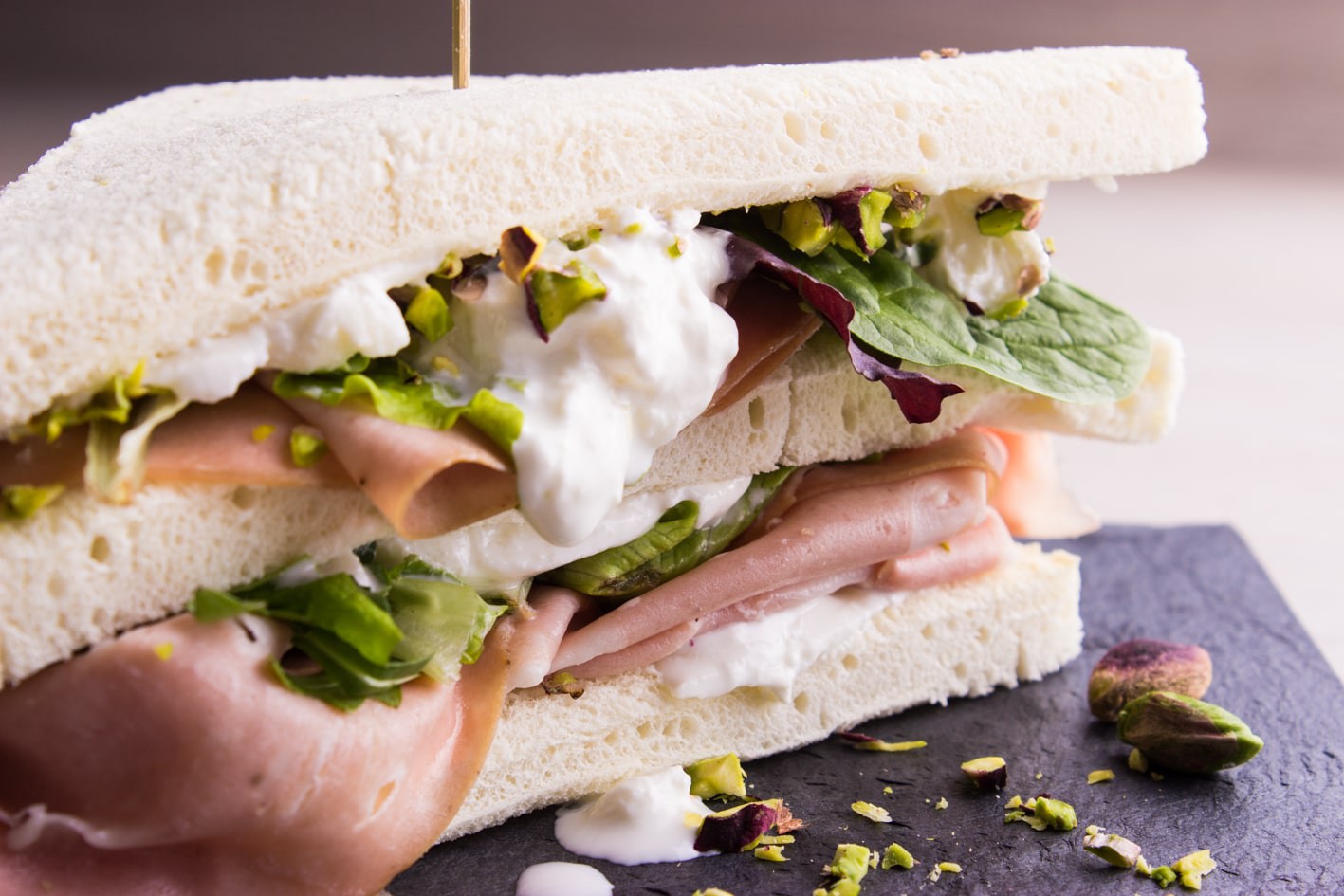 Club Sandwich con burrata, mortadella e pistacchi