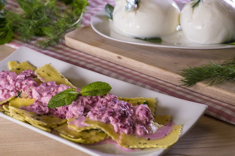 Maltagliati con burrata, rapa rossa e menta