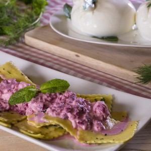 Maltagliati con burrata, rapa rossa e menta