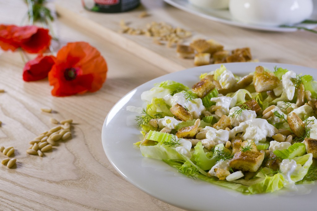 Salad with chicken, burrata, pine nuts and wild fennel