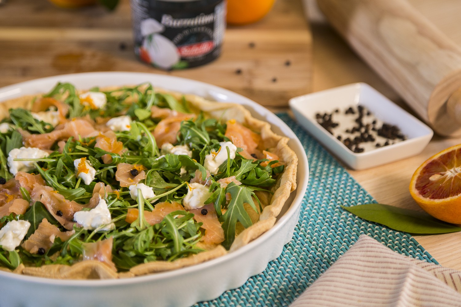 Crostata al farro con salmone all’arancia, burrata e rucola