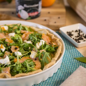 Crostata al farro con salmone all’arancia, burrata e rucola