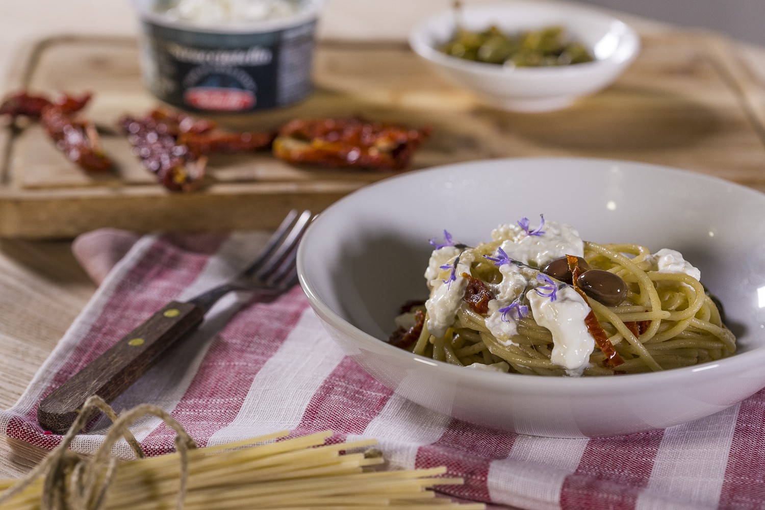 Spaghetti con pomodori secchi, capperi, alici sambenedettesi, olive leccino e stracciatella