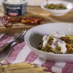 Spaghetti con pomodori secchi, capperi, alici sambenedettesi, olive leccino e stracciatella